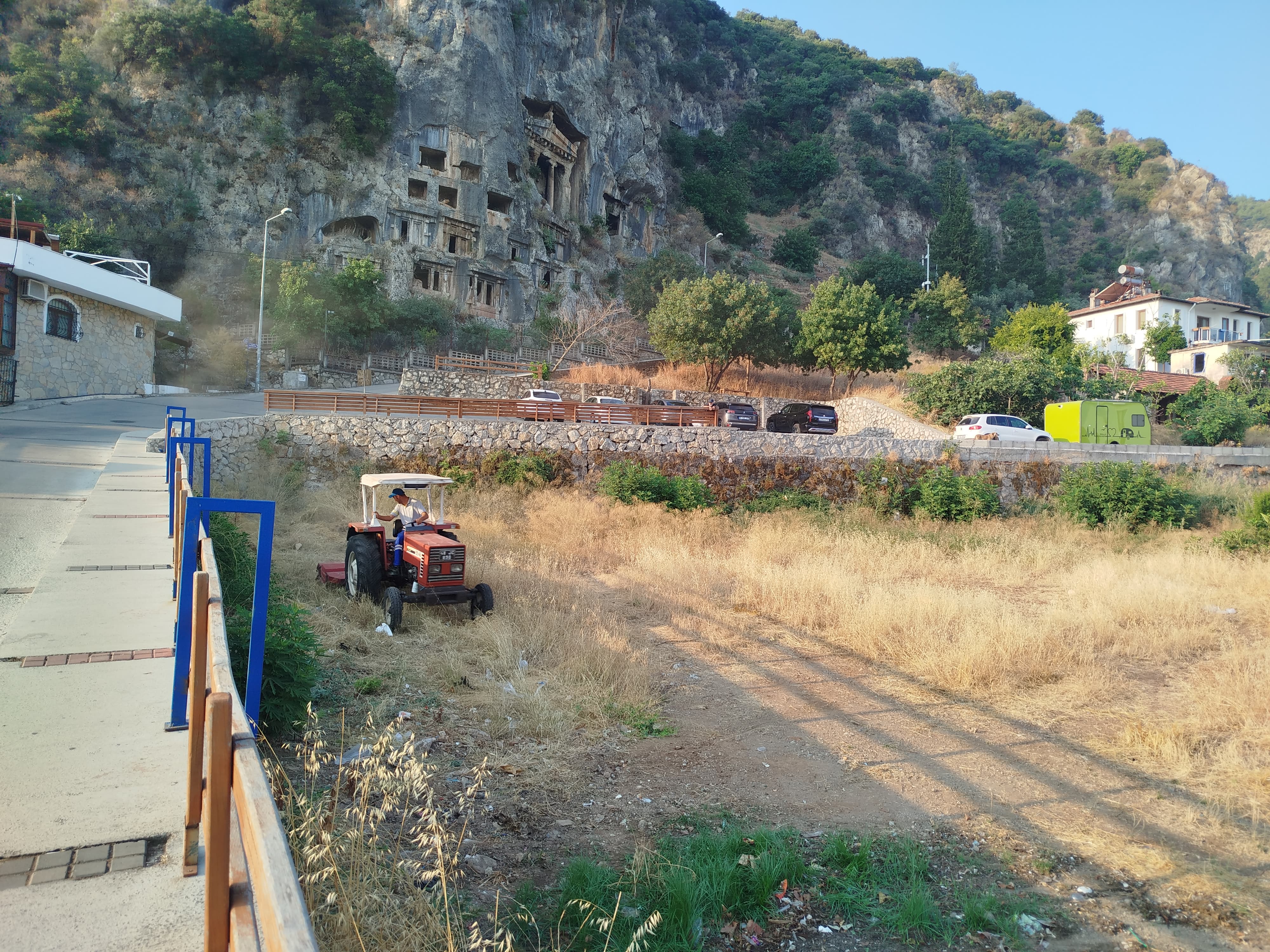 Fethiye'de Kaya Mezarları Çevresi Temizlendi (3)