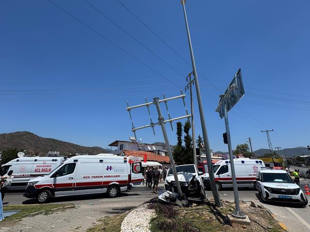 Fethiye’de Trafik Kazasında 11 Kişi Yaralandı (1) (Copy)-1