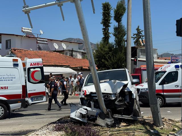 Fethiye’de Trafik Kazasında 11 Kişi Yaralandı (10) (Copy)-1