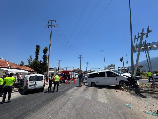 Fethiye’de Trafik Kazasında 11 Kişi Yaralandı (6) (Copy)