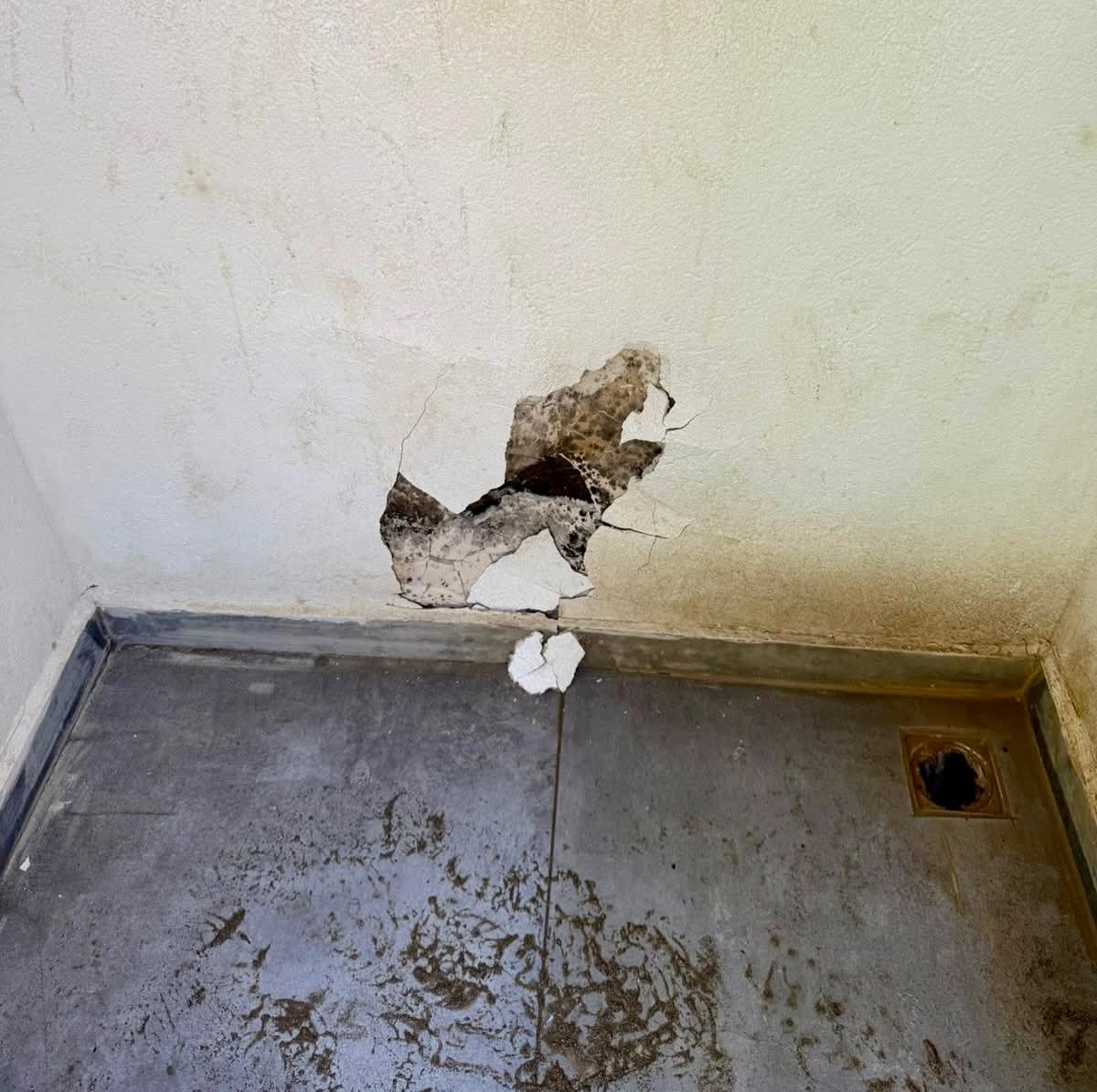 Akmaz Halk Plajı’ndaki Soyunma Kabinleri Tahrip Edildi (4)