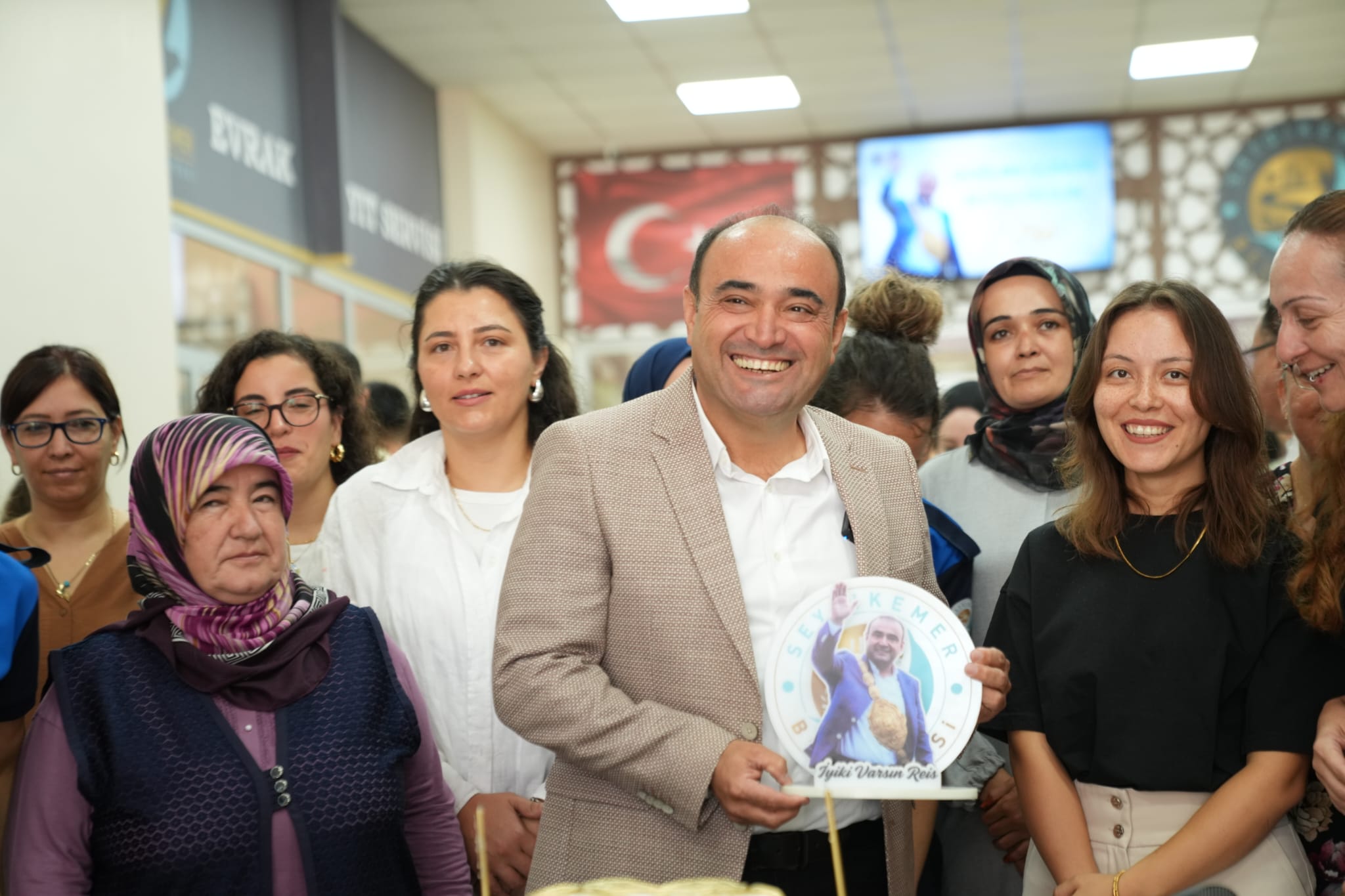 Belediye Personelinden Başkan Akdenizli'ye Doğum Günü Sürprizi (2)