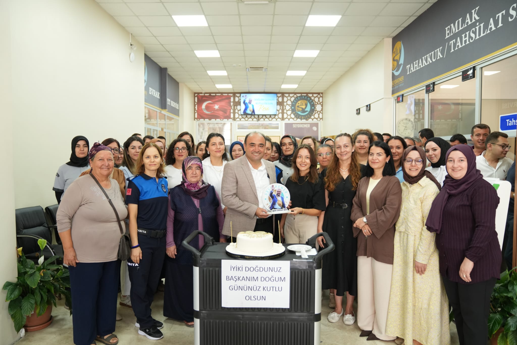 Belediye Personelinden Başkan Akdenizli'ye Doğum Günü Sürprizi (3)