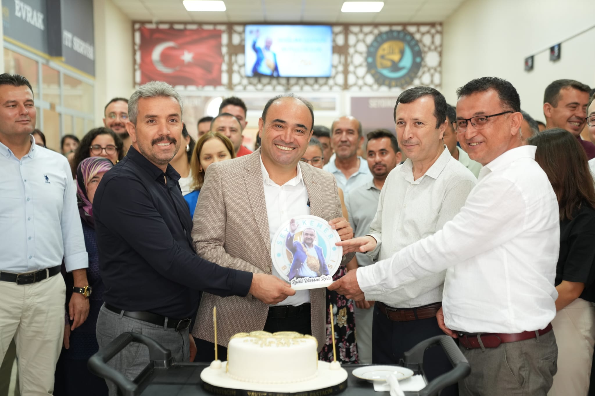 Belediye Personelinden Başkan Akdenizli'ye Doğum Günü Sürprizi (4)