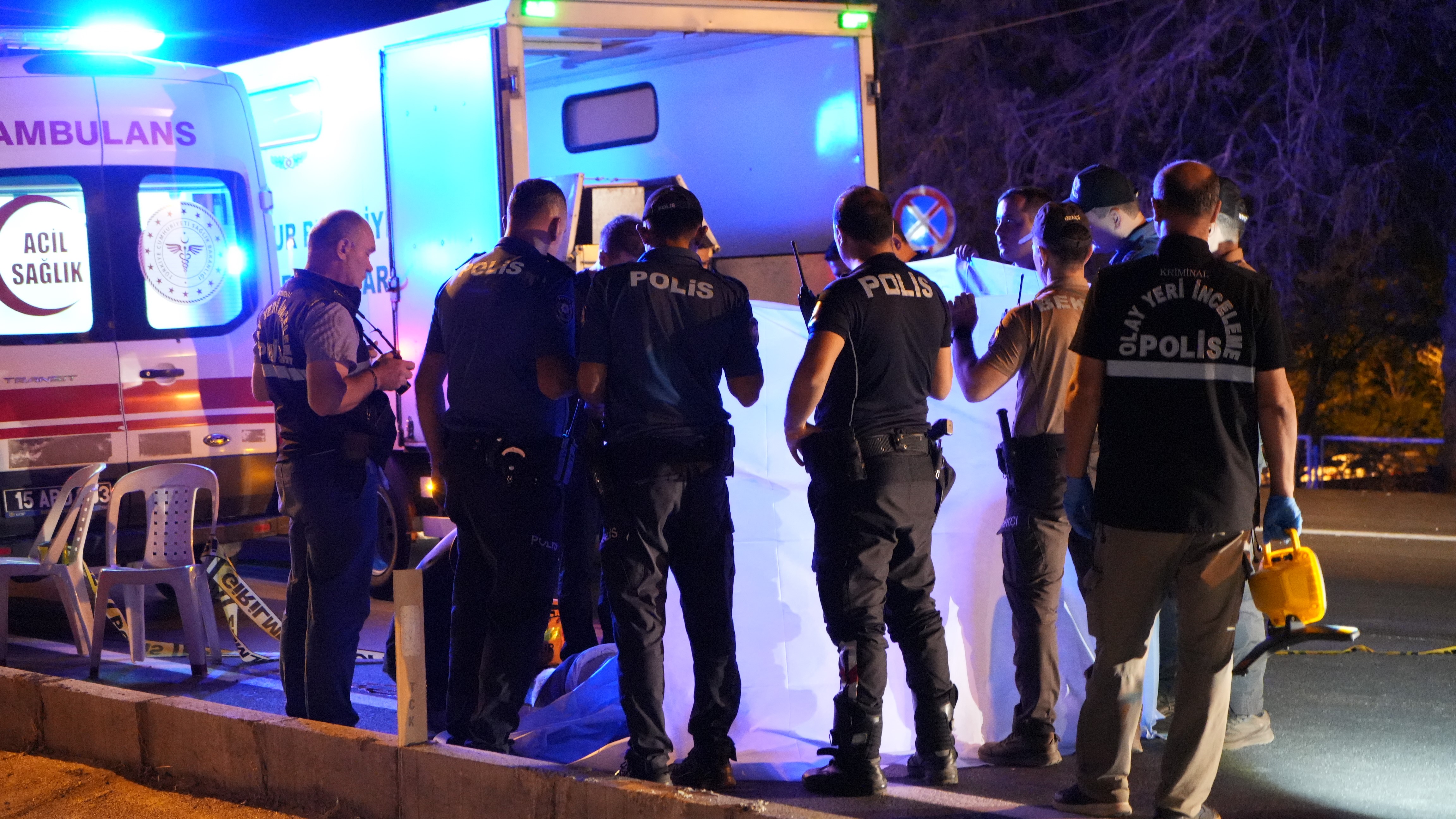 Düğünden Çıkıp Hayatını Kaybetti, Cenaze Yerdeyken Düğün Eğlencesi Devam Etti (4)