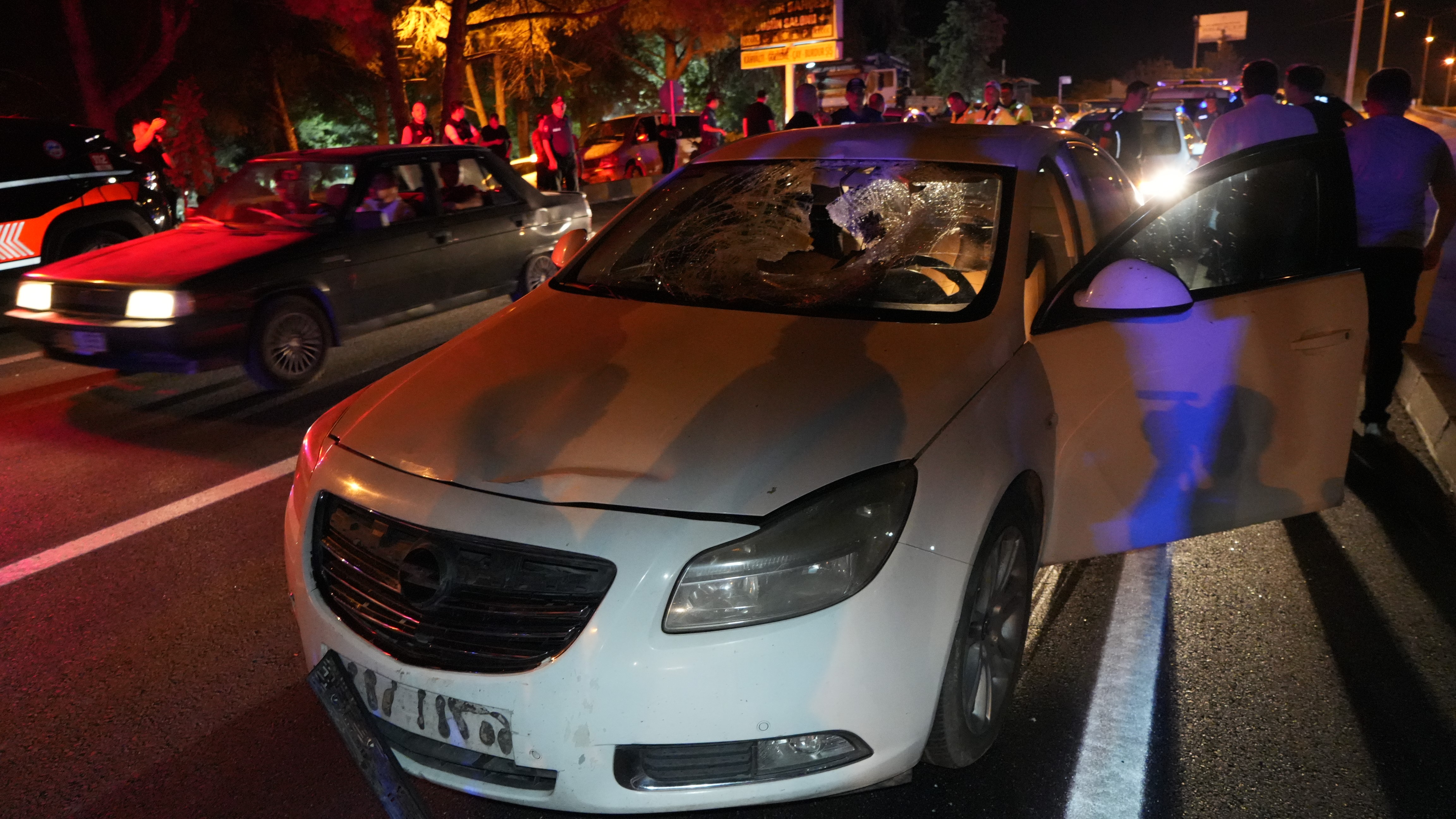 Düğünden Çıkıp Hayatını Kaybetti, Cenaze Yerdeyken Düğün Eğlencesi Devam Etti (9)