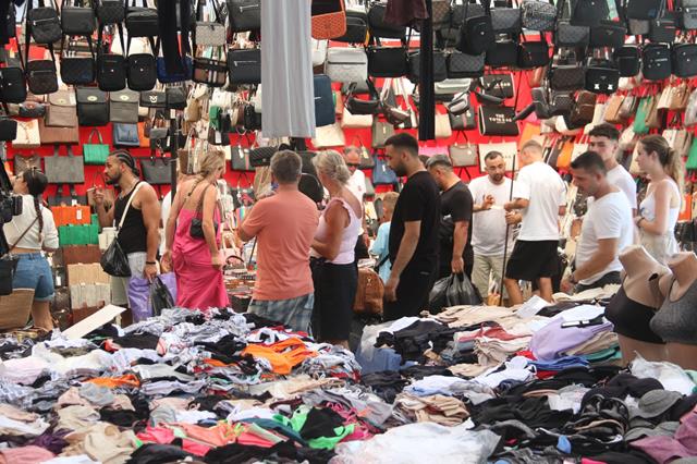 Fethiye Salı Pazarı’nda Kalabalık Var, Satış Yok (7) (Copy)
