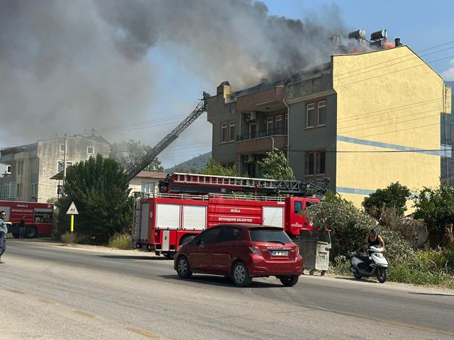 Fethiye’de Çatı Katı Alevlere Teslim Oldu (16) (Copy)