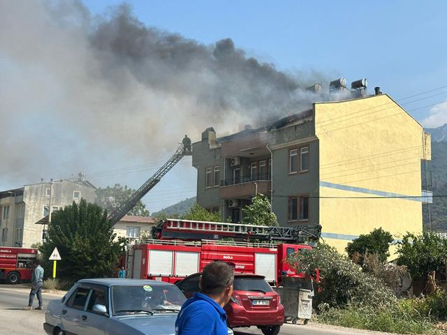 Fethiye’de Çatı Katı Alevlere Teslim Oldu (17) (Copy)