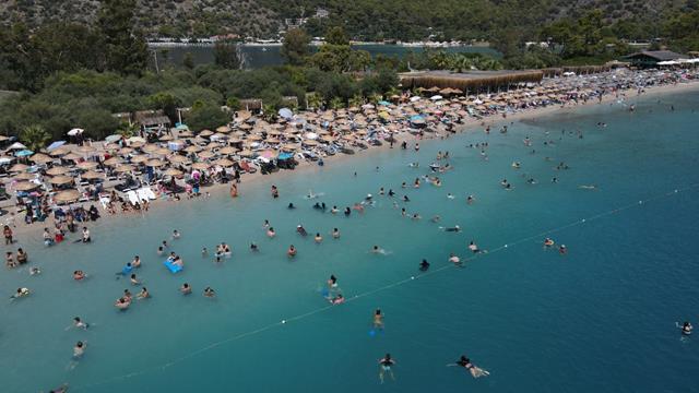 Ölüdeniz Kumburnu Plajı’nda Yoğunluk Sürüyor (1) (Copy)