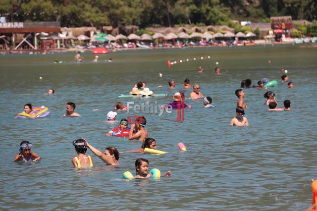 Ölüdeniz Kumburnu Plajı’nda Yoğunluk Sürüyor (11) (Copy)
