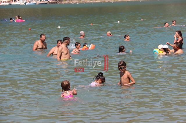Ölüdeniz Kumburnu Plajı’nda Yoğunluk Sürüyor (14) (Copy)
