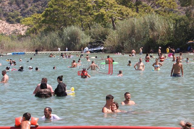 Ölüdeniz Kumburnu Plajı’nda Yoğunluk Sürüyor (15) (Copy)