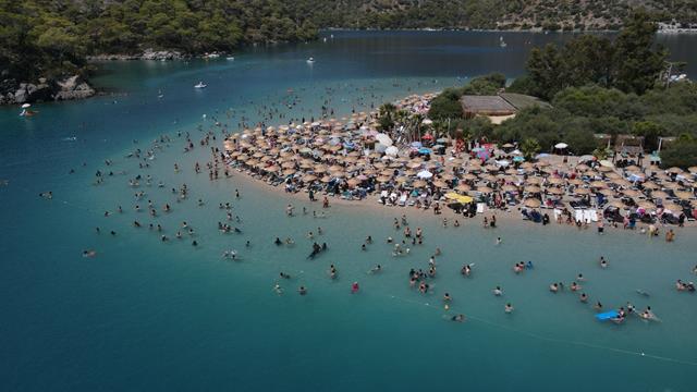 Ölüdeniz Kumburnu Plajı’nda Yoğunluk Sürüyor (4) (Copy)