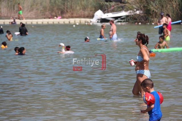 Ölüdeniz Kumburnu Plajı’nda Yoğunluk Sürüyor (9) (Copy)