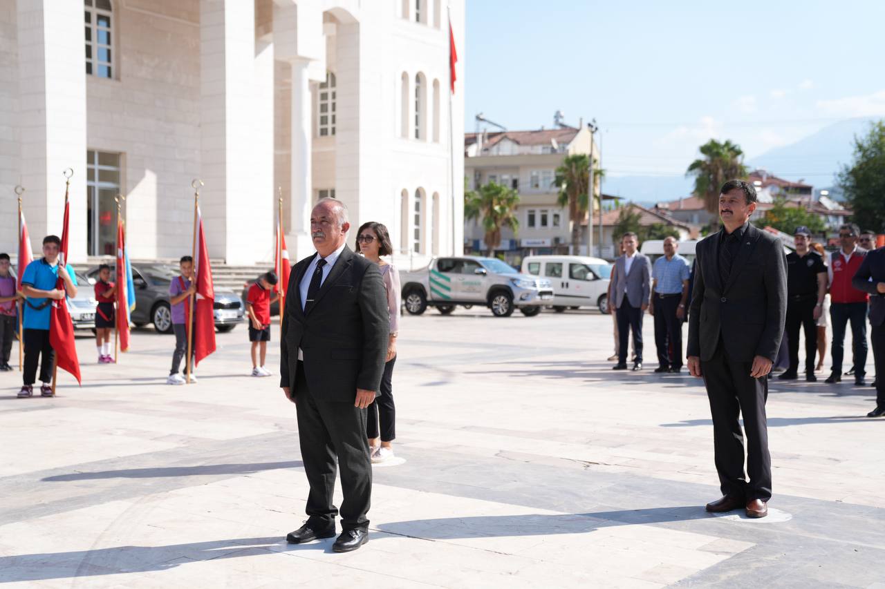 2025 2026 Eğitim Öğretim Yılı Çelenk Töreni Düzenlendi (3)