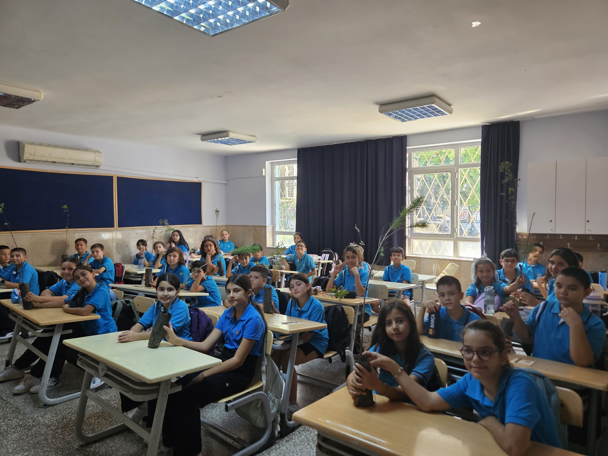 Fethiye’de Yeni Öğrencileri Fidanla Karşıladılar (2)