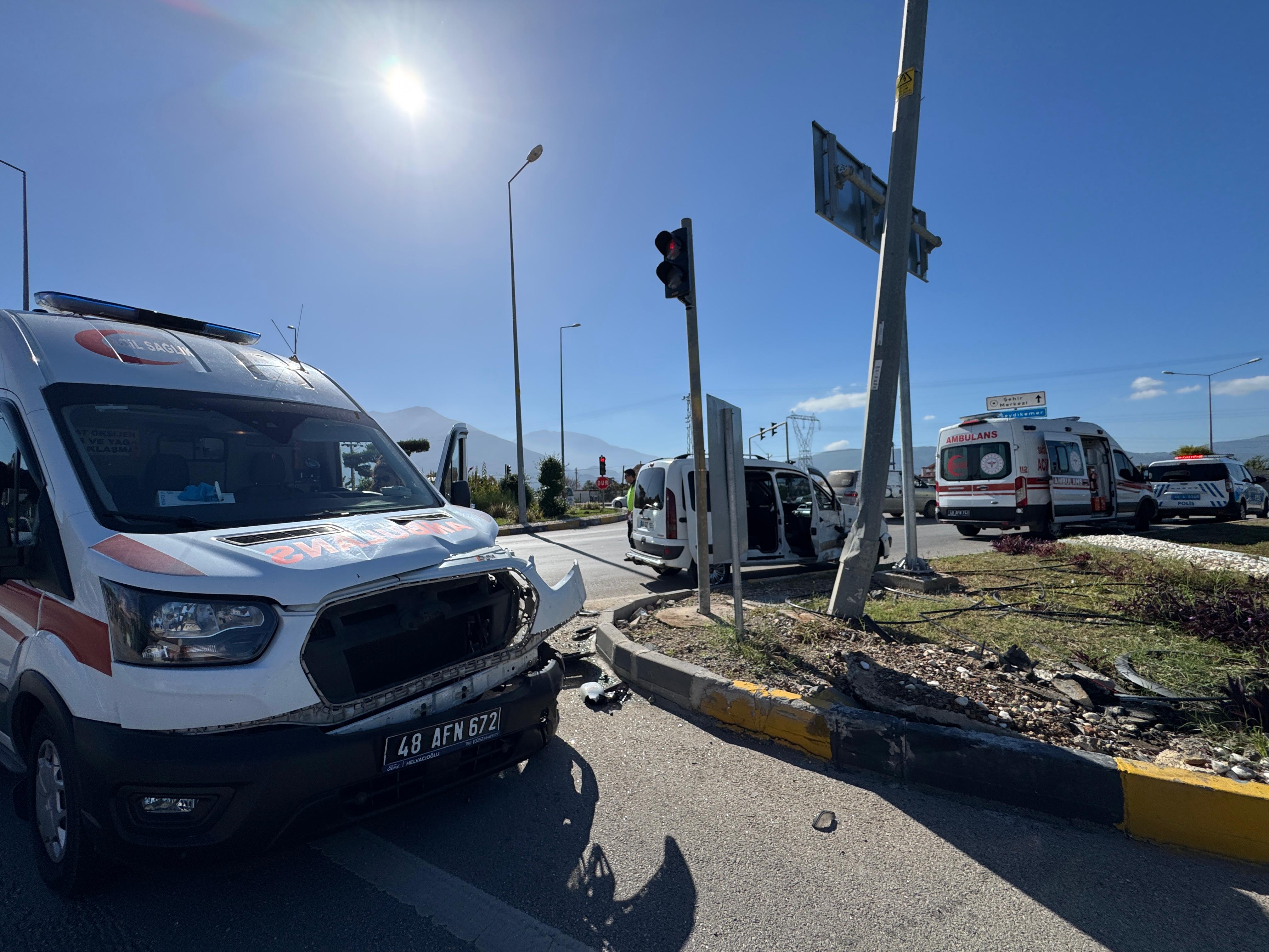 Fethiye'de Ambulans İle Hafif Ticari Araç Çarpıştı (4)