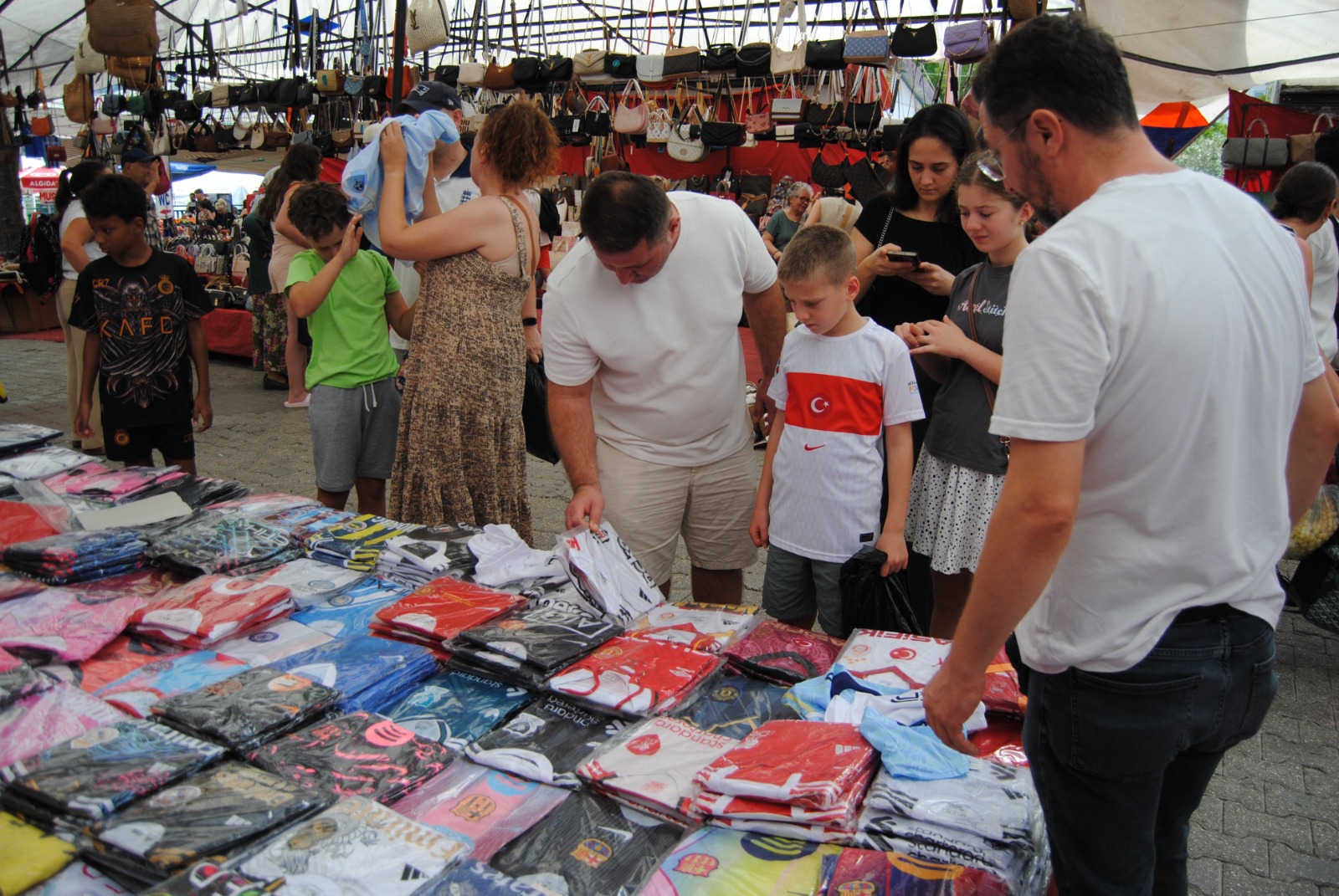 Fethiye’de Ekim Ayında Pazarda Turist Yoğunluğu (7)