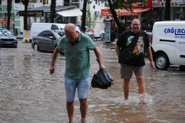 Fethiye’de Turistlere Yağmur Sürprizi (10) (Copy)