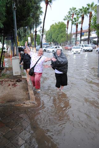 Fethiye’de Turistlere Yağmur Sürprizi (4) (Copy)