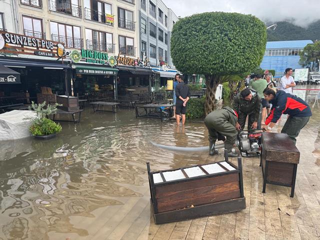 Fethiye’ye 2 Saatte 130 Kilogram Yağış Düştü; İlçe Felç Oldu (10) (Copy)