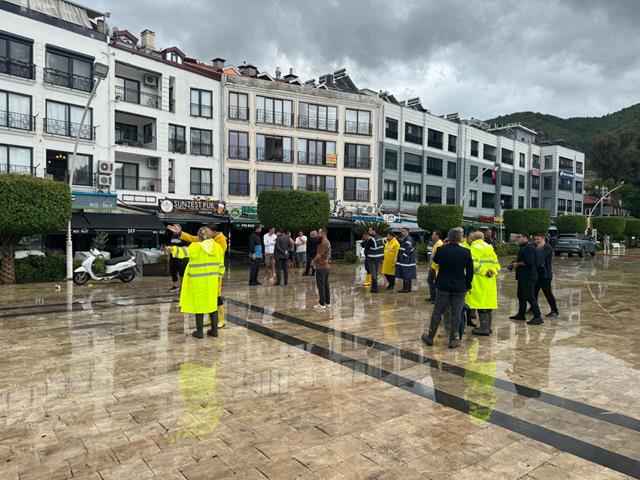 Fethiye’ye 2 Saatte 130 Kilogram Yağış Düştü; İlçe Felç Oldu (7) (Copy)