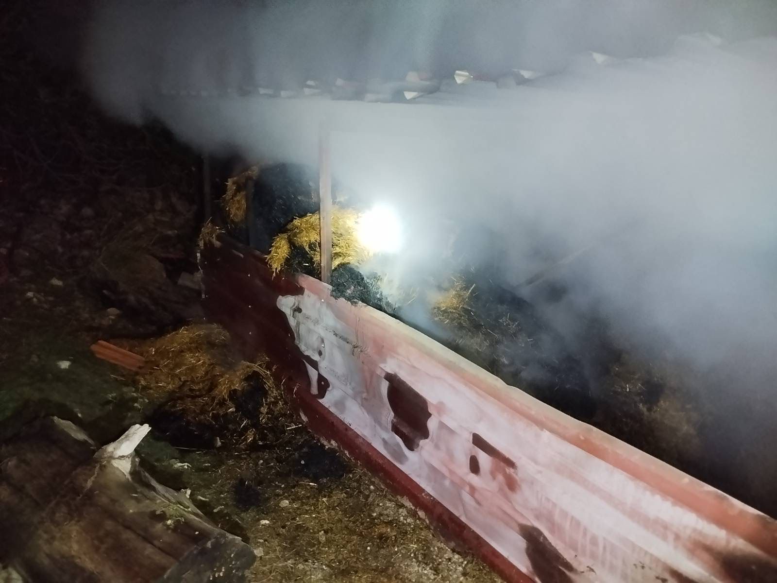 Seydikemer’de Ahır Yangını 700 Saman Balyası Kül Oldu (1)