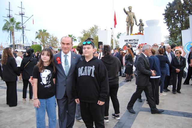 Fethiye'de Atatürk'e Benzeyen Kişiyle Fotoğraf Çektirme Yarışı Yaşandı (1) (Copy)