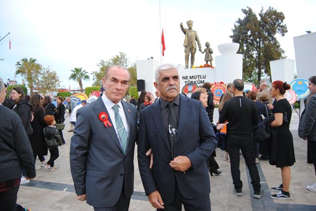 Fethiye'de Atatürk'e Benzeyen Kişiyle Fotoğraf Çektirme Yarışı Yaşandı (2) (Copy)