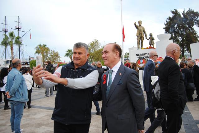 Fethiye'de Atatürk'e Benzeyen Kişiyle Fotoğraf Çektirme Yarışı Yaşandı (5) (Copy)