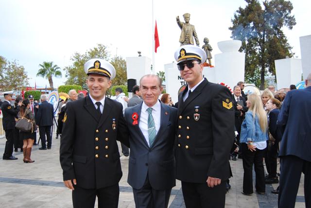 Fethiye'de Atatürk'e Benzeyen Kişiyle Fotoğraf Çektirme Yarışı Yaşandı (6) (Copy)