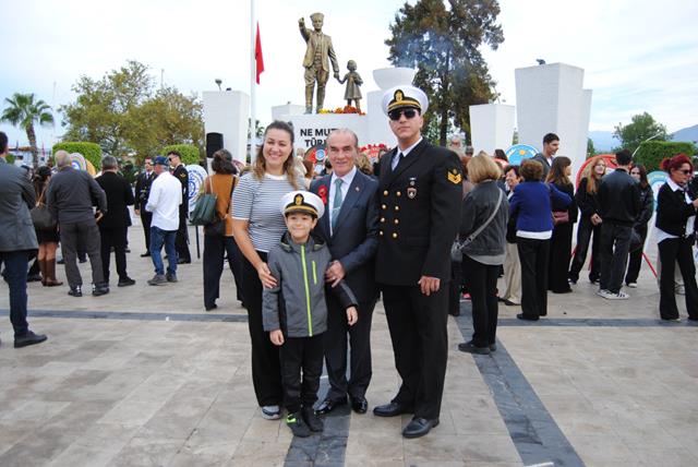 Fethiye'de Atatürk'e Benzeyen Kişiyle Fotoğraf Çektirme Yarışı Yaşandı (8) (Copy)