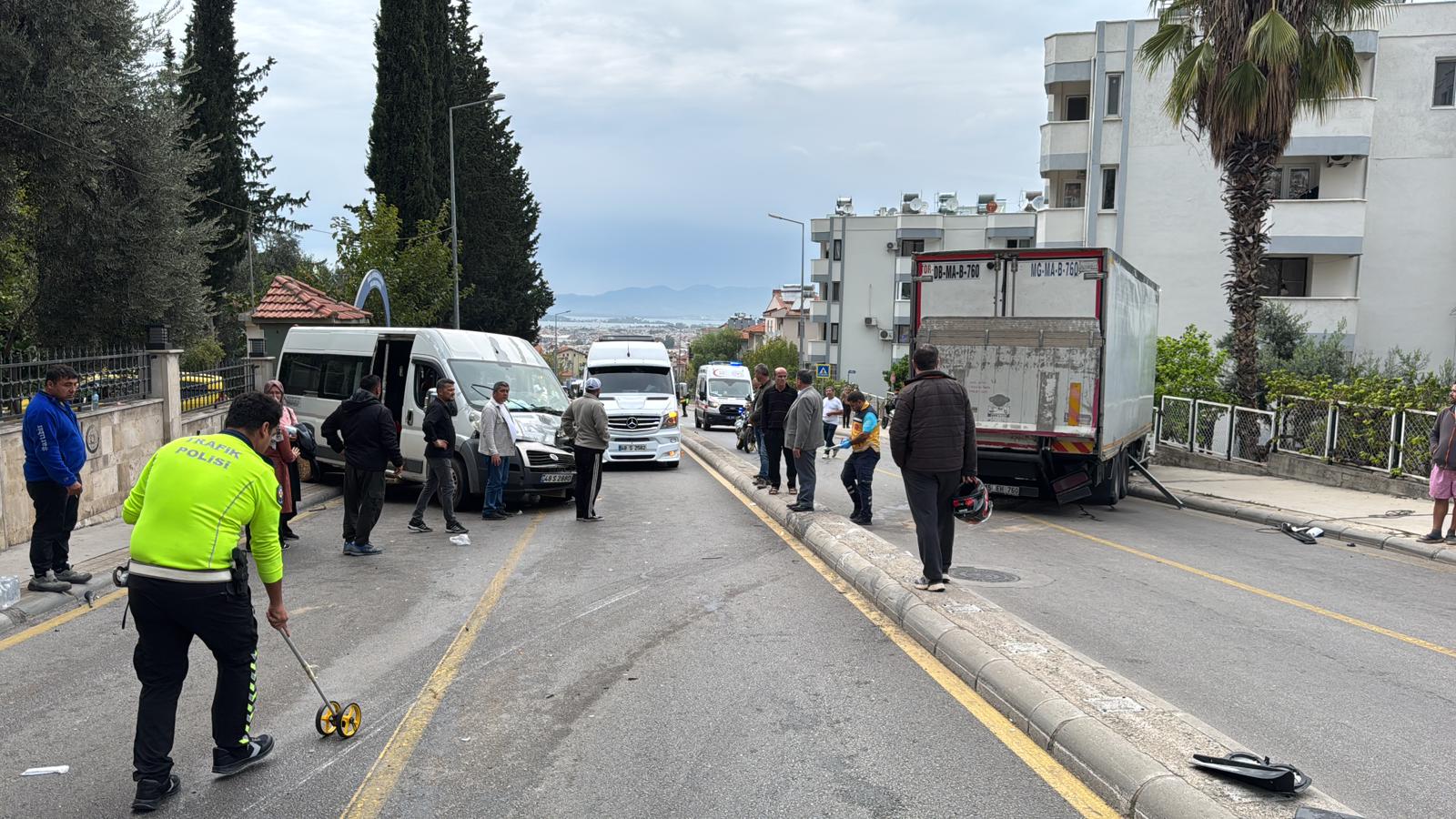 Fethiye’de Freni Patlayan Kamyon Öğrenci Servisine Çarptı (1)