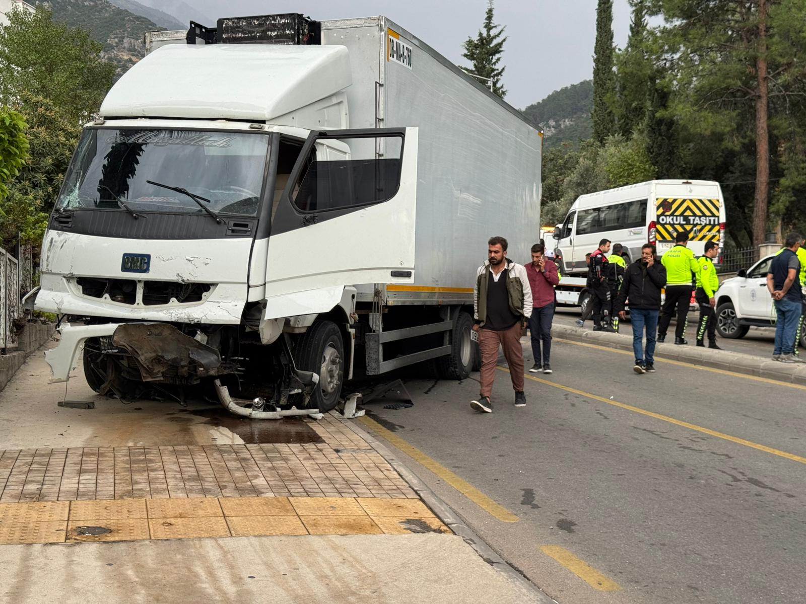 Fethiye’de Freni Patlayan Kamyon Öğrenci Servisine Çarptı (4)