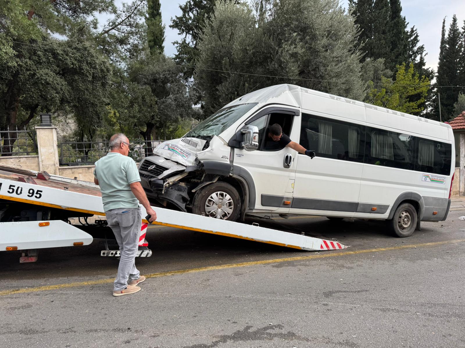 Fethiye’de Freni Patlayan Kamyon Öğrenci Servisine Çarptı (6)