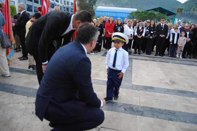 Fethiye'deki Törende Minik Ferhan Orkestraya Şeflik Yaptı (7) (Copy)