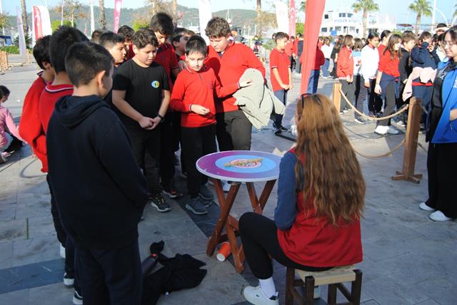 Geleneksel Oyunlar Tırı, Geçmişin Oyunlarını Fethiye'de Öğrencilerle Buluşturdu (11) (Copy)