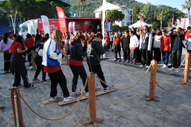 Geleneksel Oyunlar Tırı, Geçmişin Oyunlarını Fethiye'de Öğrencilerle Buluşturdu (13) (Copy)