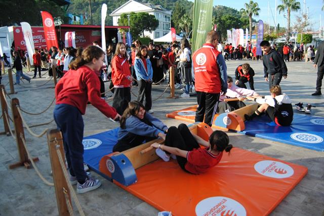 Geleneksel Oyunlar Tırı, Geçmişin Oyunlarını Fethiye'de Öğrencilerle Buluşturdu (14) (Copy)