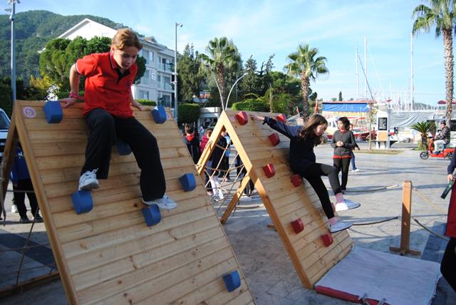 Geleneksel Oyunlar Tırı, Geçmişin Oyunlarını Fethiye'de Öğrencilerle Buluşturdu (16) (Copy)