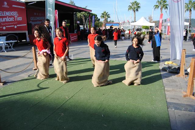 Geleneksel Oyunlar Tırı, Geçmişin Oyunlarını Fethiye'de Öğrencilerle Buluşturdu (8) (Copy)