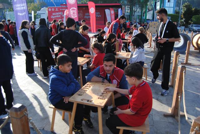 Geleneksel Oyunlar Tırı, Geçmişin Oyunlarını Fethiye'de Öğrencilerle Buluşturdu (9) (Copy)