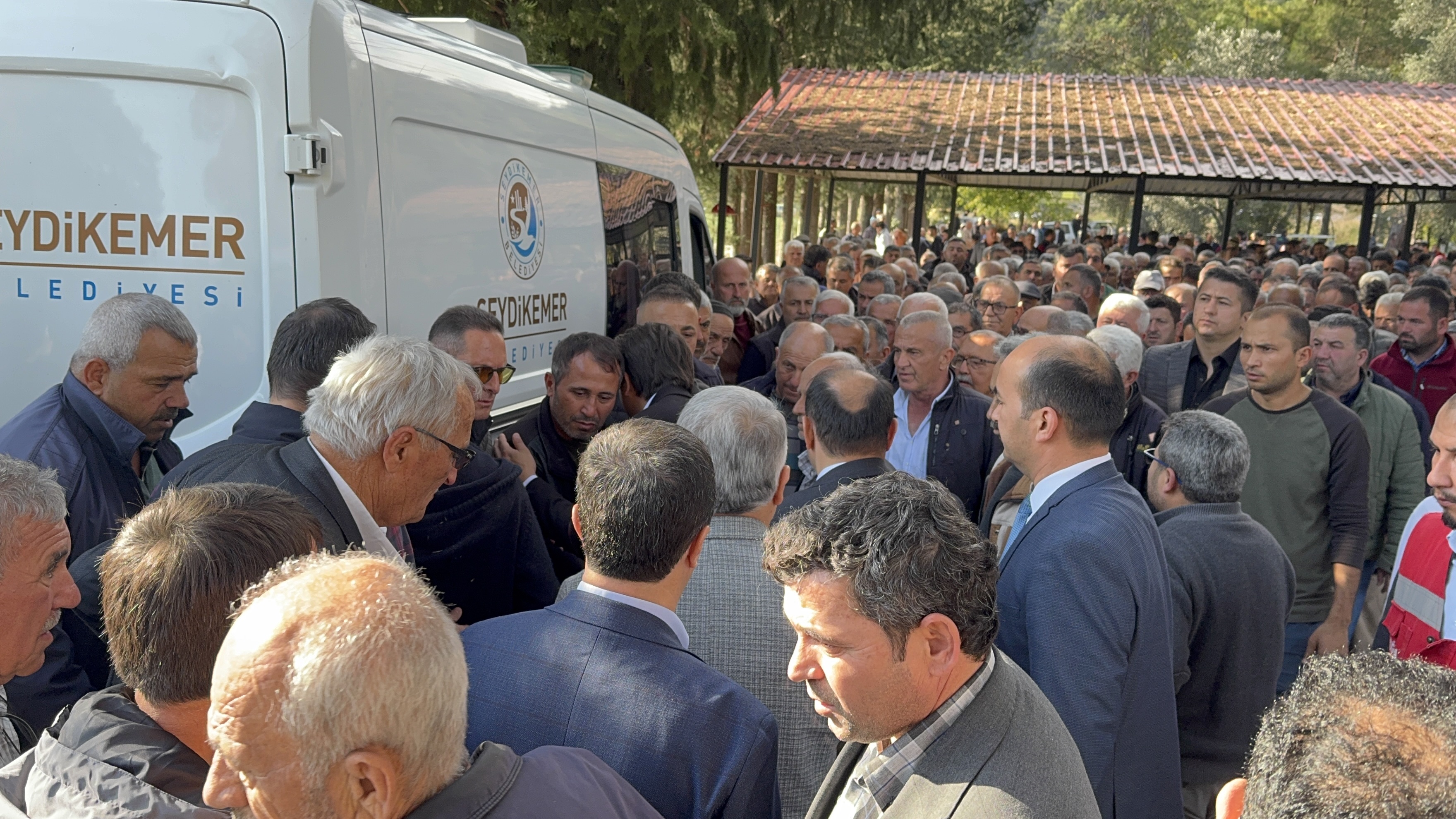 Seydikemer’de Zehirlenme Şüphesiyle Hayatını Kaybeden Genç Kız, Son Yolculuğuna Uğurlandı (1)