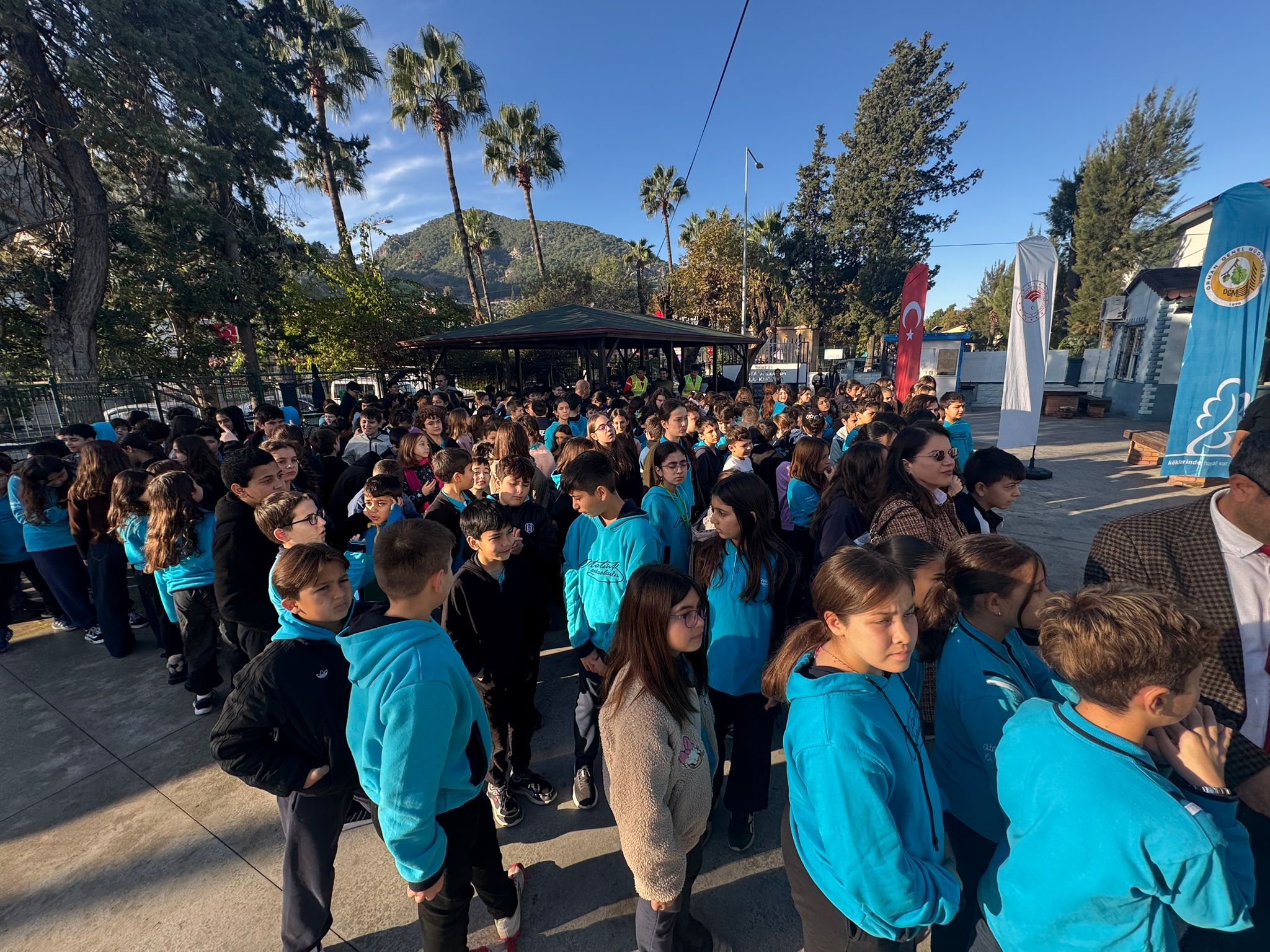 Atatürk Ortaokulu Bahçesine Meyve Ağaçları Dikildi (4)