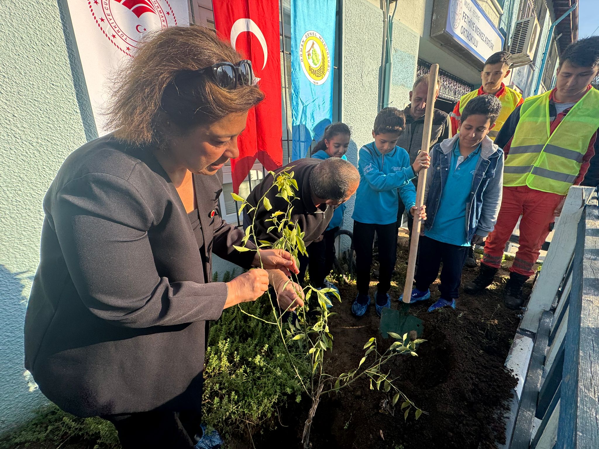 Atatürk Ortaokulu Bahçesine Meyve Ağaçları Dikildi (5)