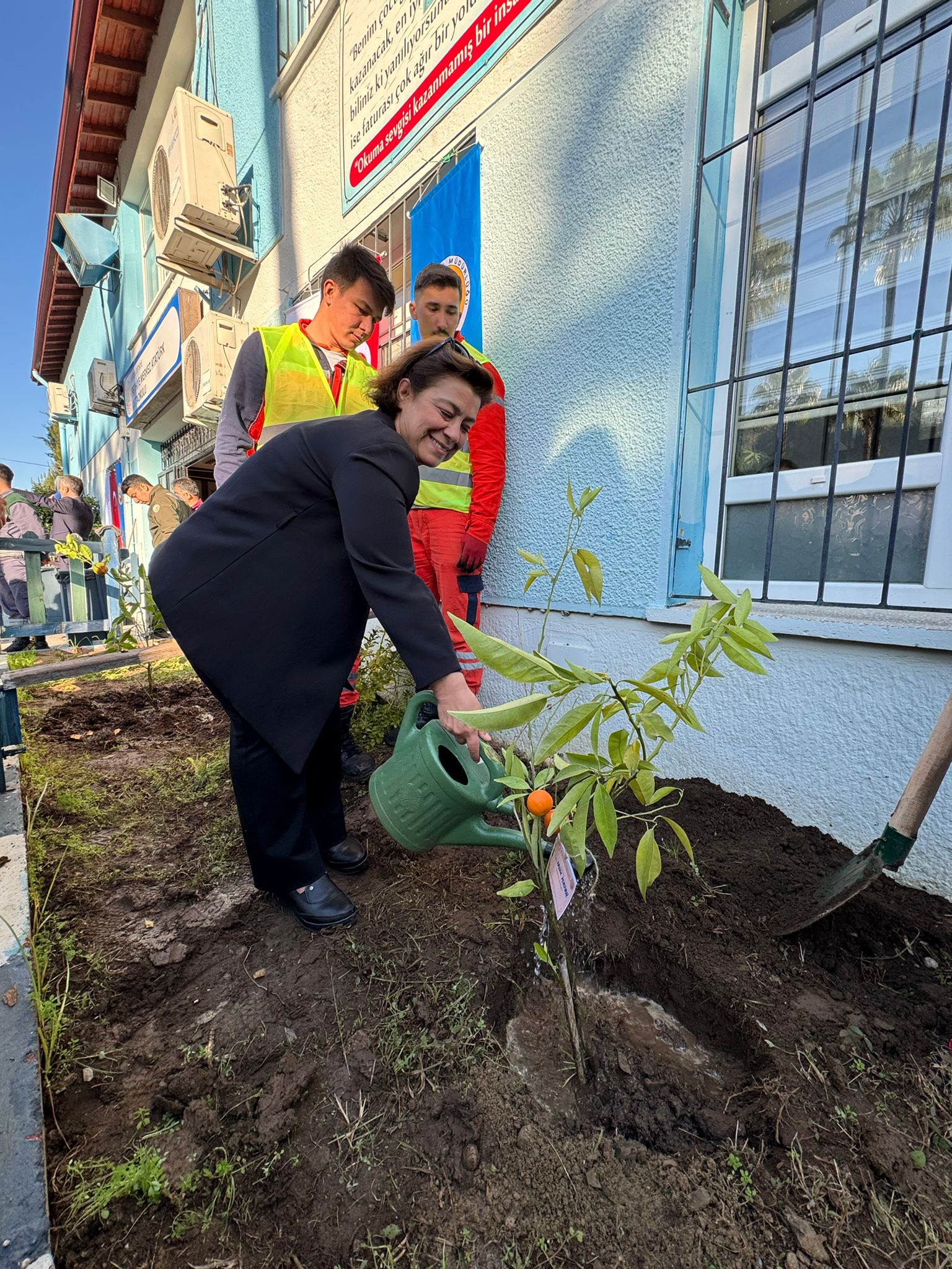 Atatürk Ortaokulu Bahçesine Meyve Ağaçları Dikildi (8)