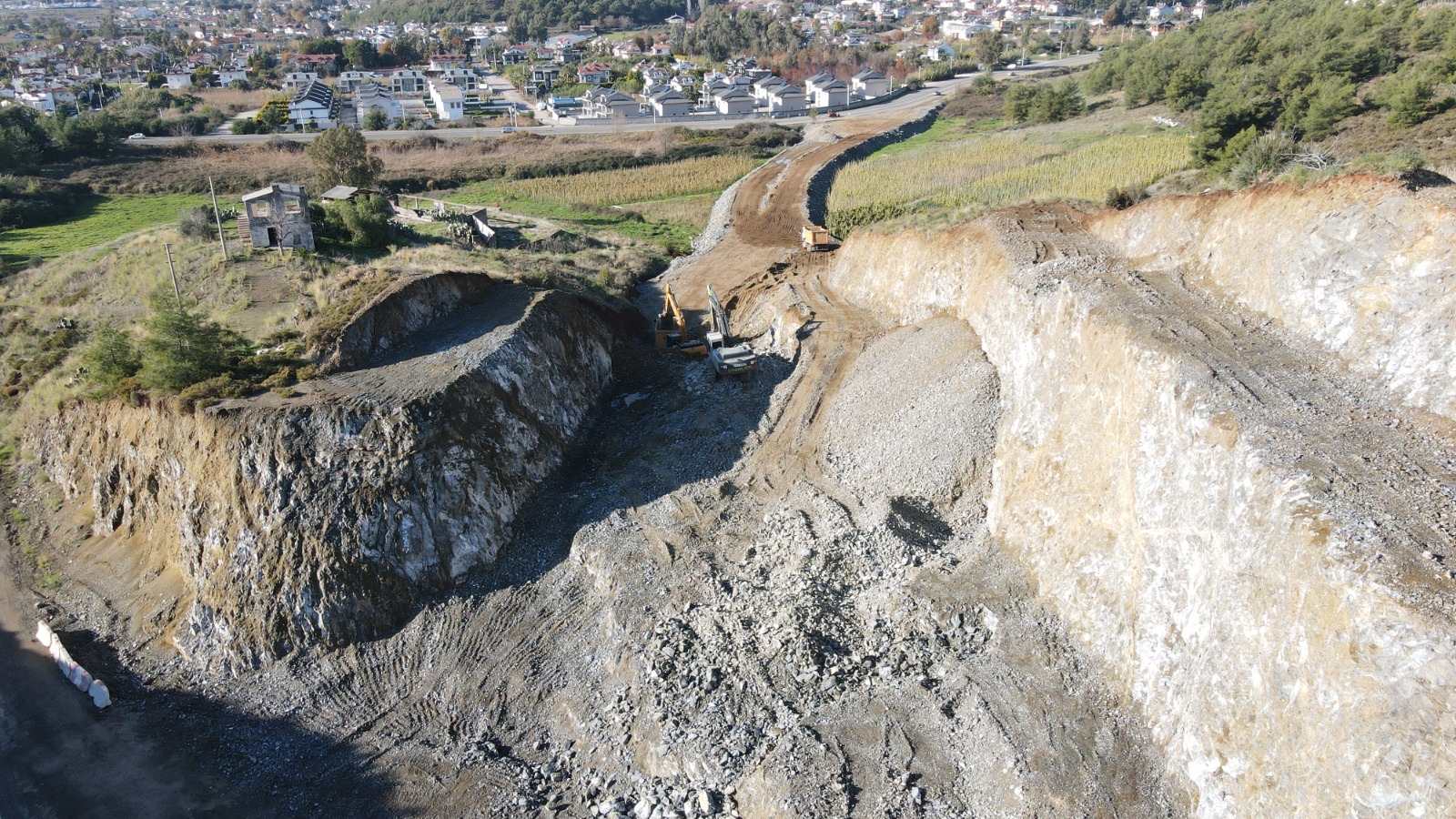 Çalış’ta Tartışma Yaratan Kazı Çalışmasının Yol Yapımı Olduğu Açıklandı (4)