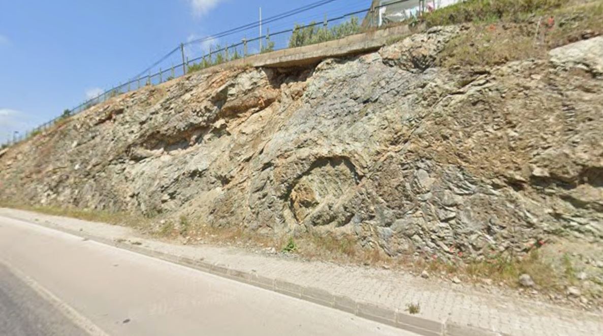 Fethiye’de Karagedik’te Yol Çöktü İki Aracın Lastiği Patladı (1)