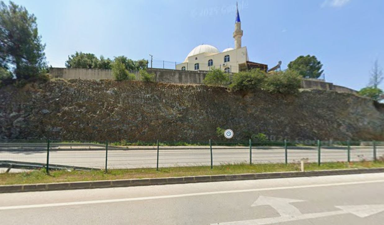 Fethiye’de Karagedik’te Yol Çöktü İki Aracın Lastiği Patladı (2)